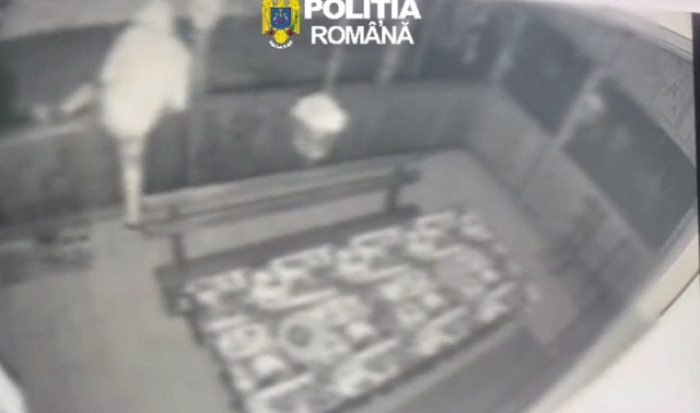 VIDEO 🎦 Polițiștii prahoveni au reținut un bărbat din Mureș, suspect într-un caz de furt înregistrat în decembrie, la Ariceștii Rahtivani. Imagini din timpul spargerii