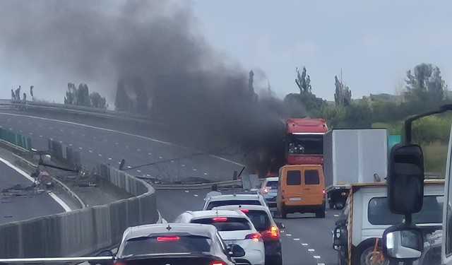 UPDATE. VIDEO 🎦 Trafic blocat pe A3 București - Ploiești, după ce un camion a intrat pe contrasens și a luat foc