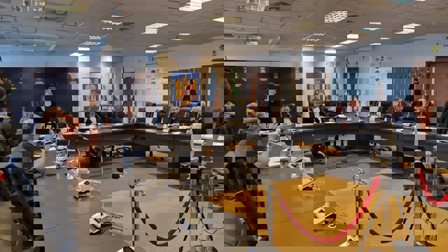 VIDEO 🎦 Disponibilizări la Ploiești. După șapte ore și două suspendări, Consiliul Local a aprobat tăierea a 224 de posturi, la Primărie și instituțiile subordonate CL