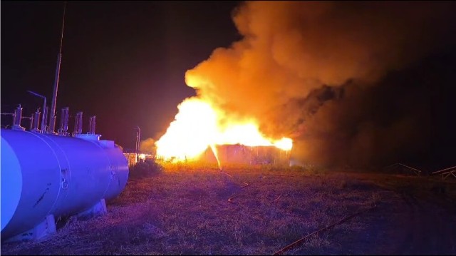 VIDEO 🎦 Incendiu puternic la o hală cu baterii de stocare a energie electrice, la Stâlpu. Pompieri din patru județe au fost mobilizați la fața locului