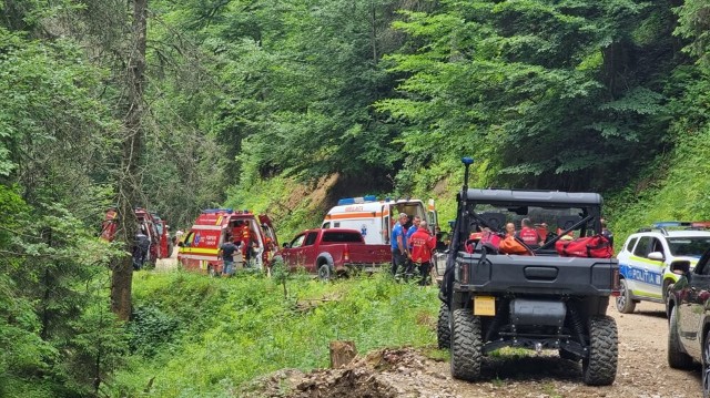 UPDATE. VIDEO 🎦  Un autoturism cu șase persoane s-a răsturnat, luni, în zona Cabanei Ciucaș. La fața locului intervin echipaje de urgență și Salvamont