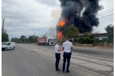VIDEO 🎦 UPDATE. Incendiu în Mihai Bravu, în apropierea Porții 3 a rafinăriei Lukoil. Va fi emis mesaj de avertizare RO-ALERT