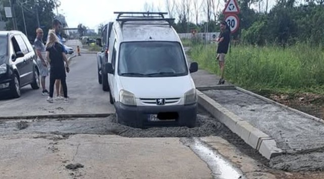 Un șofer care a ignorat restricțiile din Ploiești, din zona Laboratorului, a intrat cu mașina într-un șanț cu beton proaspăt turnat