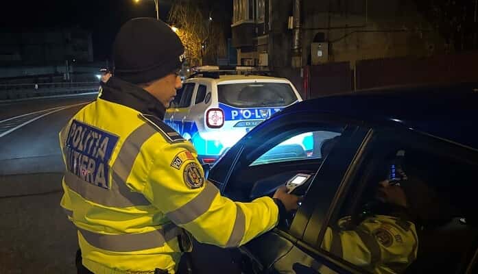 Dosar penal pentru un șofer tras pe dreapta azi-noapte, la Sinaia. Se urcase la volan cu permisul suspendat