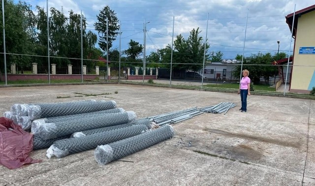 FOTO 📸 La Florești a început amenajarea terenului multisport pentru școala din Călinești