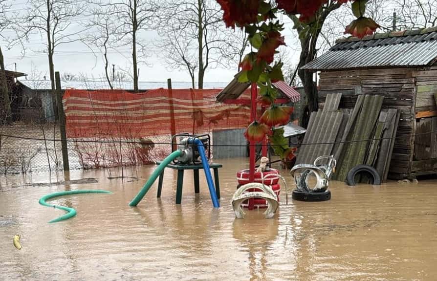 Alerte de inundații. A fost dispusă pregolirea unor acumulări. Volumele disponibile din acumulările Paltinu și Măneciu, folosite pentru atenuarea viiturilor