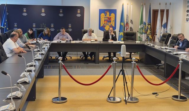 VIDEO 🎦 Proiectul care trebuia să aprobe Regulamentul privind organizarea și funcționarea Primăriei Ploiești a fost prorogat. Ce obiecții au avut consilierii locali
