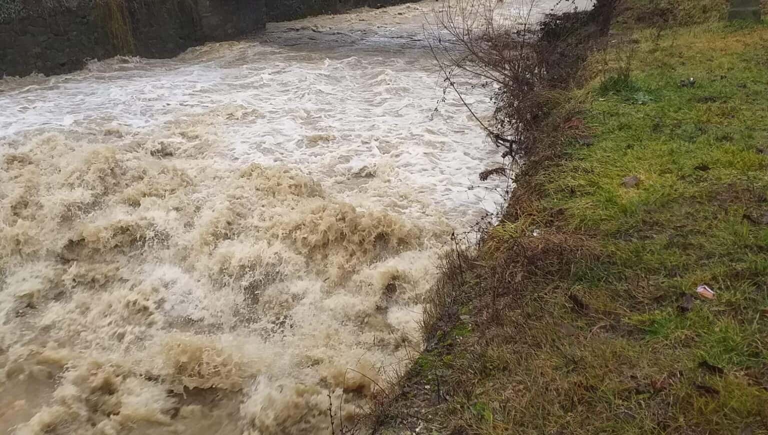 Cod galben de inundaţii pe râuri din zece bazine hidrografice, până vineri dimineaţa
