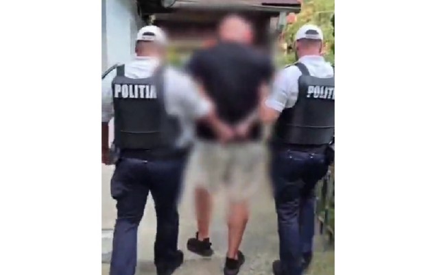 UPDATE. VIDEO 🎦 Polițiștii au descoperit, la mașina unui bărbat reținut la Sinaia, un sistem care schimba automat plăcuțele de înmatriculare cu unele care imitau numerele diplomatice