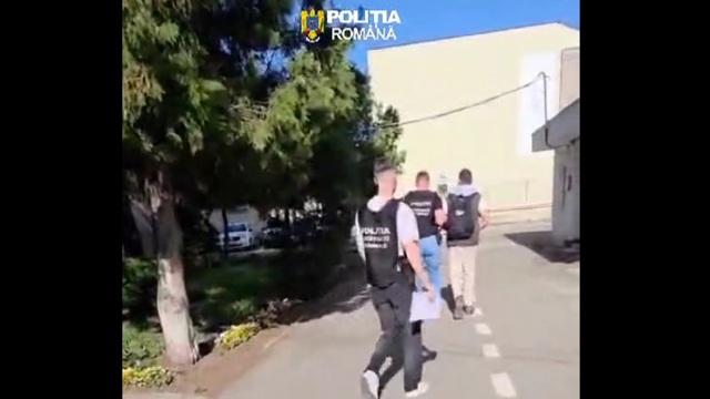 VIDEO 🎦 Tânărul care participa la audieri, percheziții și razii, pretinzând că e polițist, a ajuns să se dea drept procuror și ofițer SRI. Escrocul a fost reținut la Ploiești 