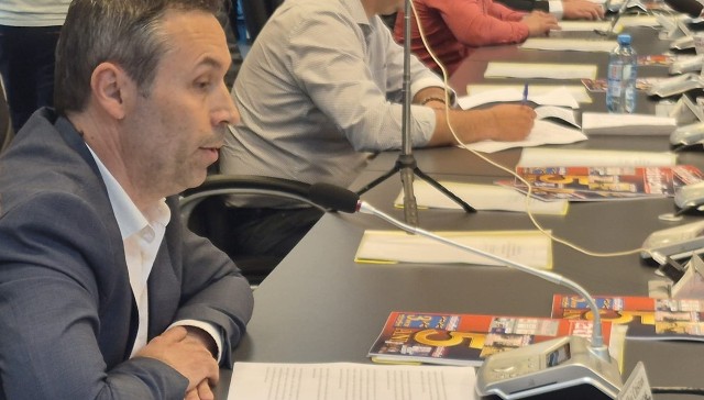 VIDEO 🎦 Un consilier local reclamă numărul mare de achiziții directe derulate de Primăria Ploiești. Mihai Apostolache dă ca exemplu servicii de degustare, mouse-pad-uri personalizate  și documentația pentru imunizarea la schimbările climatice