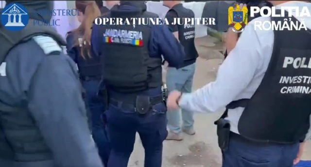 VIDEO 🎦 Operațiunea „Jupiter”. Polițiștii din Ploiești fac opt percheziții, inclusiv la adolescenții care au fost filmați vandalizând o stație TCE Ploiești 