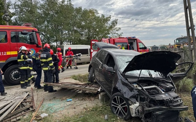 Accident cu victimă, la Filipeștii de Târg. Un șofer a intrat cu mașina în gardul unei gospodării