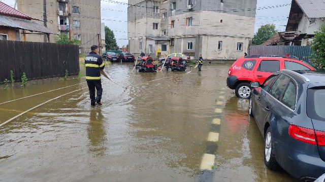 FOTO 📸 Zeci de locuințe afectate de acumulările de apă și 12 persoane evacuate, la Pleașa