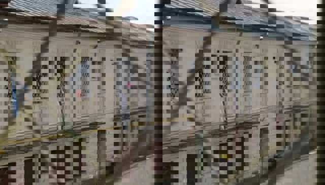 Anchetă penală la Penitenciarul Ploiești. Un deținut făcea rost de băutură și diverse obiecte cu ajutorul unuia dintre polițiști