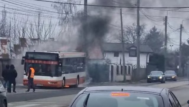 Un autobuz TCE Ploiești, de pe traseul 104, a luat foc în zona Teleajen. Cauza incidentului
