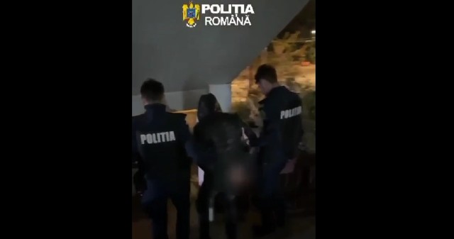 VIDEO 🎦 Tânăr reținut, la Ploiești, pentru tentativă de tâlhărie. A împins o angajată a magazinului din care încercase să fure două sticle cu băutură