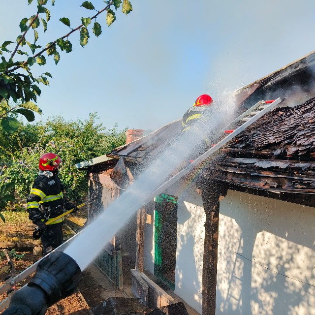 Casă în flăcări la Valea Călugărească. Vezi ce a provocat incendiul