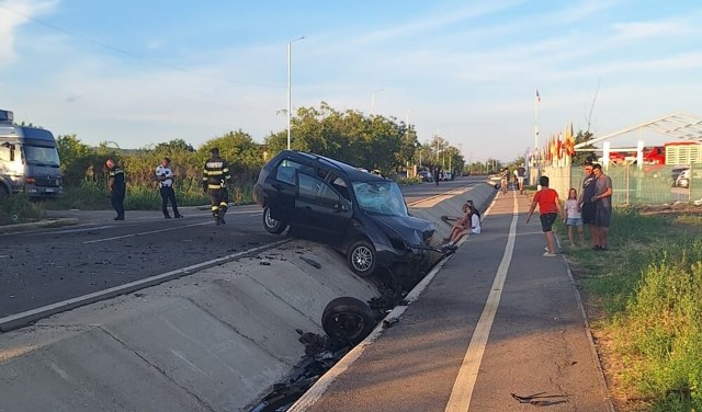Accident cu victimă în apropiere de Urlați. O șoferiță a fost grav rănită după ce a intrat cu mașina într-un autoturism de pe contrasens
