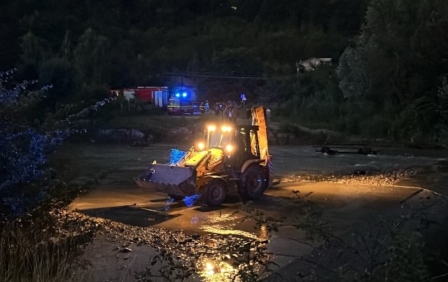 FOTO 📸 Pompierii prahoveni intervin marți seara în căutarea unui bărbat luat de apele râului Teleajen