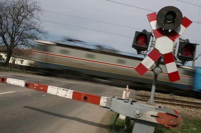 Incident la o trecere la nivel cu calea ferată. Bariera a fost acroșată de un autoturism
