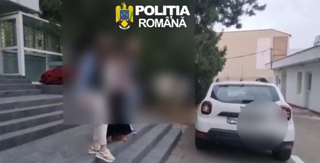 VIDEO 🎦 O femeie de 55 de ani a fost reținută, la Ploiești, pentru o tâlhărie și mai multe furturi. A fost identificată cu ajutorul imaginilor de pe camerele de supraveghere și cu ponturile din partea cetățenilor