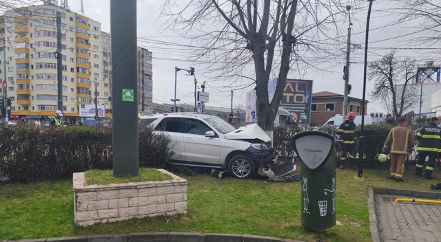 Un bărbat și un copil de 2 ani loviți de mașină, pe trotuar, în intersecția de la McDonald's Ploiești Nord
