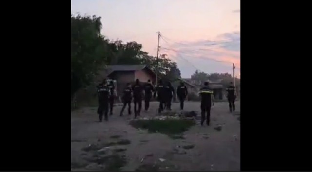 VIDEO 🎦 Desfășurare de forțe în cartierul ploieștean Râfov, vineri seară, în urma unui scandal soldat cu mai multe victime. Cinci persoane au fost reținute