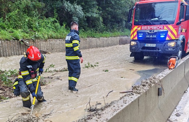 UPDATE. VIDEO 🎦 Șuvoaie de apă pe DN1, în Breaza și Comarnic. Trafic restricționat // S-a produs o surpare a versantului, în zona Cornu 