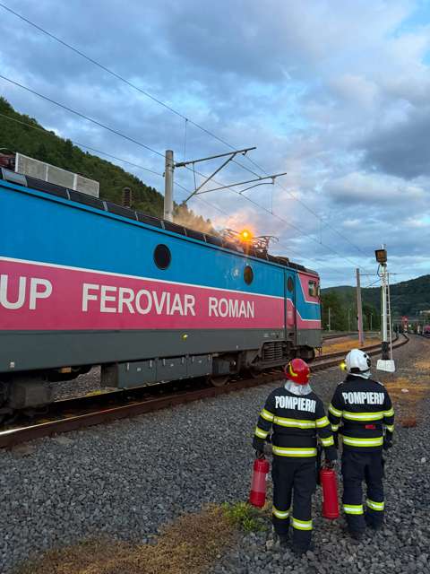 Locomotiva unui tren de marfă a luat foc în Gara Sinaia