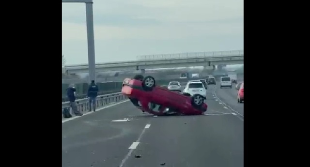 Sensul spre București al A3 parțial blocat, marți dimineață. Un autoturism s-a răsturnat