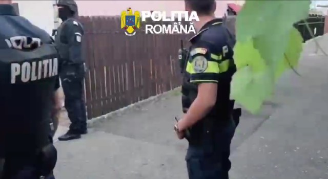 VIDEO 🎦 Cinci percheziții în Ploiești, joi dimineață, într-un dosar de lovire sau alte violențe, agresiune sexuală și lipsire de libertate. Victima este un bărbat de 39 de ani