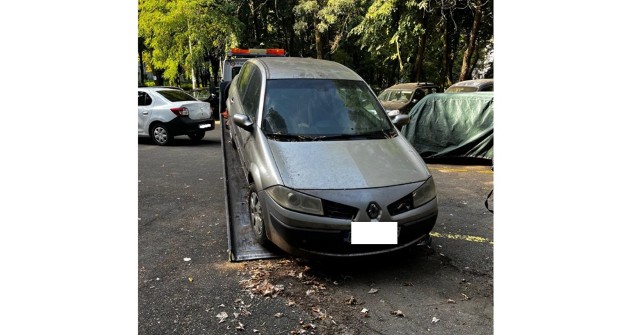 Sute de proprietari de vehicule au fost notificați, la Ploiești, să-și ia rablele de pe domeniul public. În aproape 50 de cazuri, mașinile au fost luate de echipele SGU
