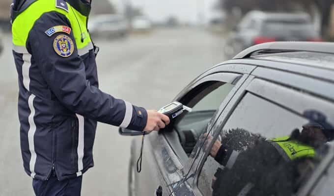 Tânăr reținut după ce a fost depistat conducând fără permis. Băuse și a încercat să îi păcălească pe polițiști