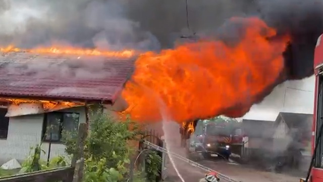 VIDEO 🎦 Incendiu violent la limita dintre Prahova și Buzău. Intervin pompieri din ambele județe