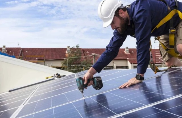 Legea prosumatorilor, promulgată după un blocaj de aproape trei ani: surplusul de energie va putea plăti curentul și gazele