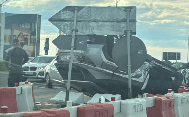 UPDATE. VIDEO 🎦 Accident pe DN1, în zona Păulești. O mașină este răsturnată în sensul giratoriu