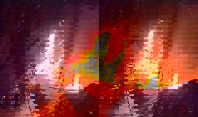 Un incendiu izbucnit de la un cablu defect a distrus o gospodărie întreagă, azi-noapte, la Albești-Paleologu