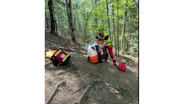 VIDEO 🎦 Turist accidentat pe un traseu de mountain-bike din Azuga. Bărbatul a fost recuperat cu un elicopter