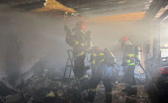 UPDATE. Victimă rănită într-un incendiu, sâmbătă, la Filipeștii de Târg. Focul amenință și locuința vecinilor