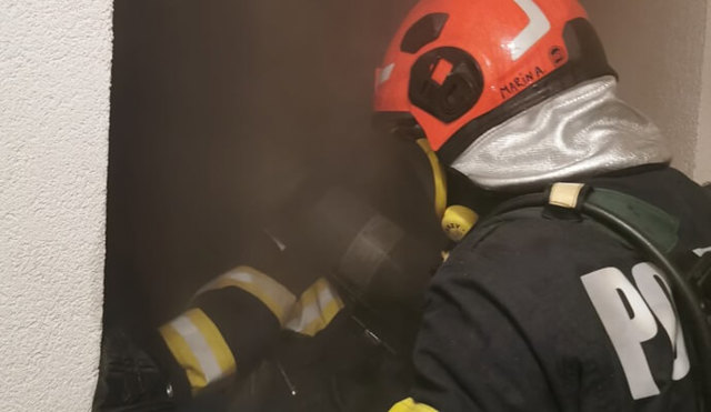 Incendiu izbucnit de la un reșou, miercuri dimineață, la Ploiești. În locuință se afla un bărbat de 83 de ani, evacuat în ultima clipă
