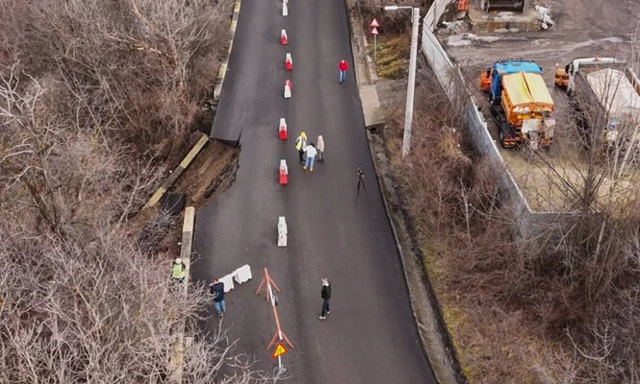 Drumul surpat de la Câmpina nu va fi redeschis înainte de Paște. Conducerea CJ Prahova invocă bugetul aprobat cu întârziere