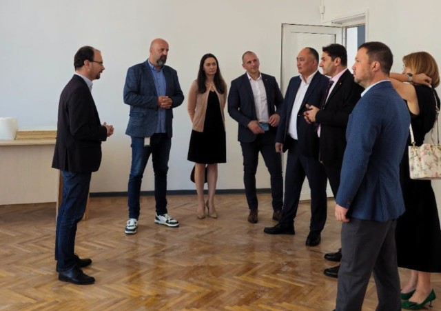 Sprijin de la Rompetrol pentru finalizarea lucrărilor la fosta grădiniță Vega, transformată în școală pentru clasele primare de la C. N. „I. L. Caragiale” Ploiești