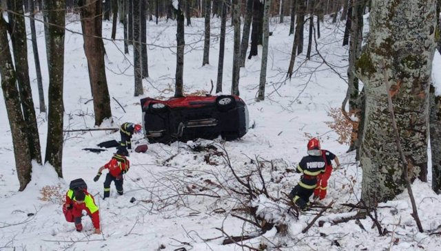 Trei tinere încarcerate în urma unui accident produs pe DN1A, la Măneciu. Au căzut cu mașina aproximativ 20 de metri