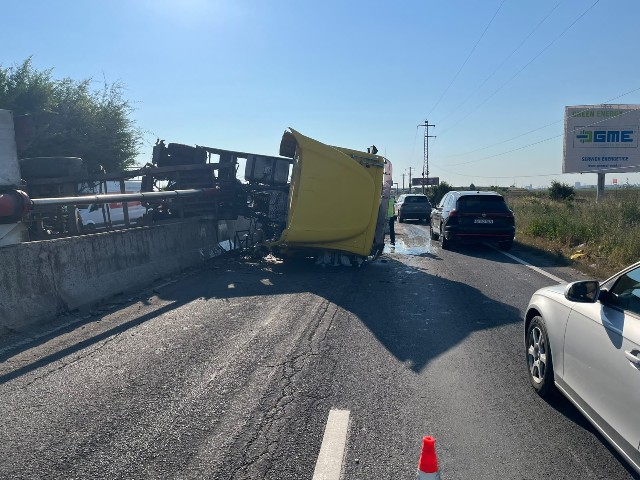 UPDATE. FOTO 📸 Trafic rutier blocat pe DN1, spre Brașov. Un TIR s-a răsturnat pe separatoarele de sens