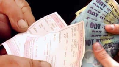 Pensionarii cu venituri mici vor primi între 300-500 de lei înainte de Crăciun