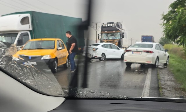 UPDATE. Carambol cu șase autovehicule, pe DN72, la ieșirea din Ploiești. Două persoane au fost rănite în accident. Trafic blocat!
