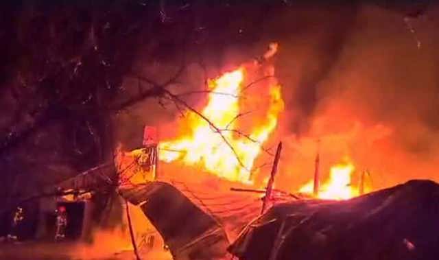 Încă două locuințe distruse, în Prahova, de un incendiu. Intervenție de urgență, azi-noapte, la Cocorăștii Colț