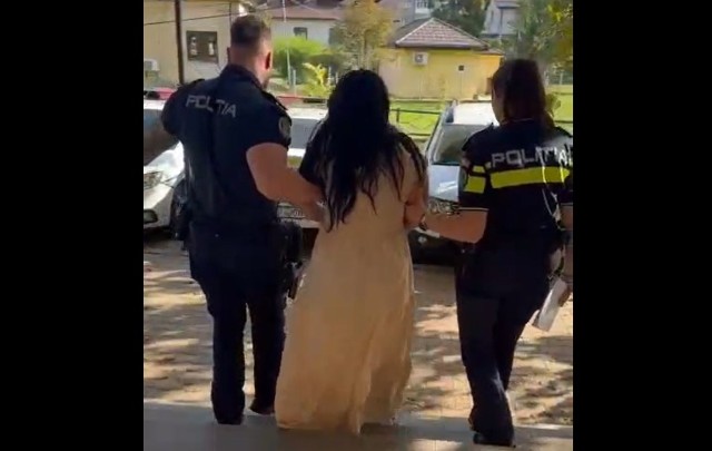 VIDEO 🎦 Tânără din Râfov, reținută de polițiști pentru furt, în Boldești-Scăeni