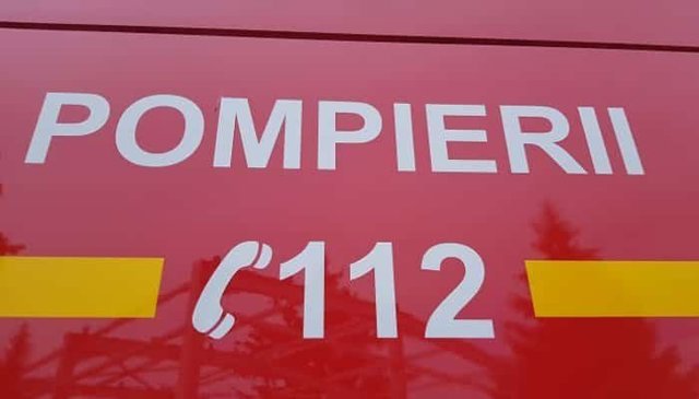 O mașină a fost cuprinsă de flăcări, vineri după-amiază, pe stradă, în centrul Ploieștiului